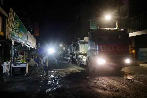 ▲修復光復鄉24小時不停歇，等鏟子超人回家休息後，晚間6點後，由機器超人上工清運街道上的淤泥。（圖／讀者提供）