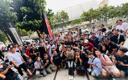 ▲鄭熙靜（中）首場在台公開的一日店長活動，有粉絲前一天下午就去排隊。（圖／翻攝自臉書三分春色-青埔大成店 ）