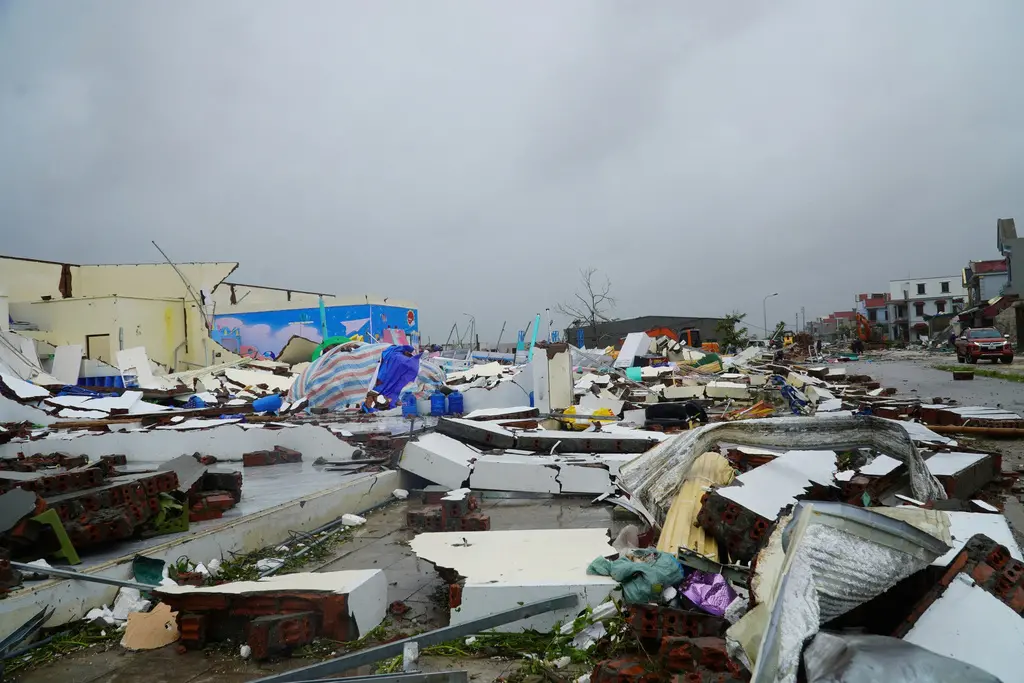 ▲颱風「博羅伊」29日登陸越南，掀起8公尺高的巨浪，截至10月1日已知至少34人死亡。（圖／美聯社／達志影像）