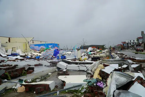 ▲颱風「博羅伊」29日登陸越南，掀起8公尺高的巨浪，造成當地8死17失蹤。（圖／美聯社／達志影像）