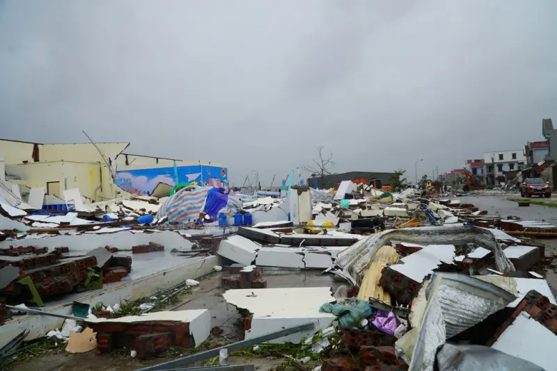    ▲颱風「博羅依」29日登陸越南，掀起8公尺高的巨浪，造成當地8死17失蹤。（圖／美聯社／達志影像）  