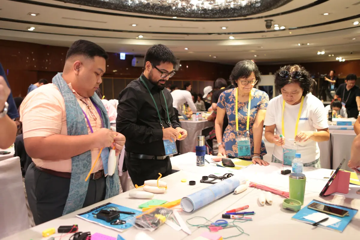 ▲海保署聯手12國辦理亞洲海廢工作坊，現場分組實作海廢清除船，各個聚精會神。（圖／海保署提供0