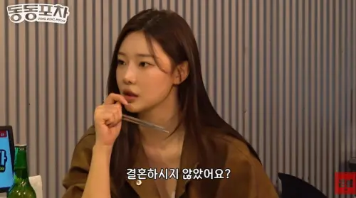 ▲神童對李時安開玩笑說自己已經離婚了，感情狀態引起關注。（圖／翻攝근본채널YouTube）