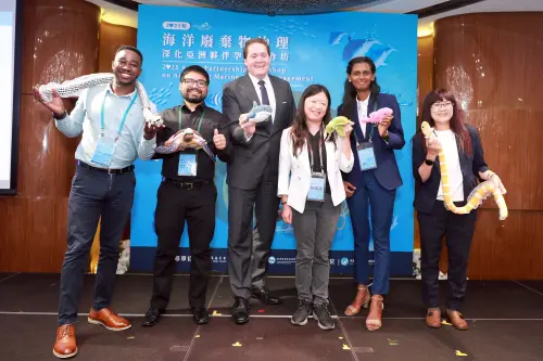 ▲海洋廢棄物治理深化亞洲夥伴孕育工作坊與YIC全球青年挑戰賽3位得主合照。（圖／海保署提供）