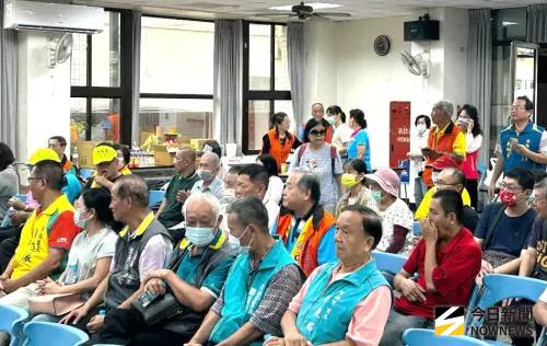 ▲高雄市寶盛慈善會攜手新高雄獅子會共同舉辦114年度中秋送暖公益活動，高雄市三民區受惠里里長到場瞭解發放的情形。(圖／記者黃守作攝，2025.09.29)