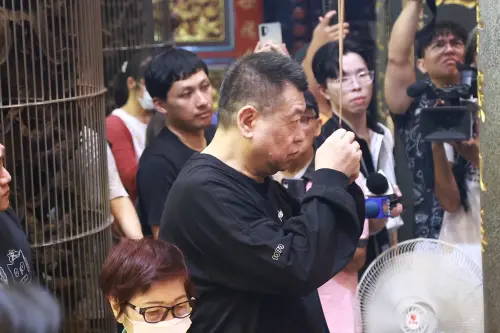 ▲孫德榮（如圖）因夢見中國男星于朦朧，特別到地藏王菩薩廟替他伸冤。（圖／記者葉政勳攝影）