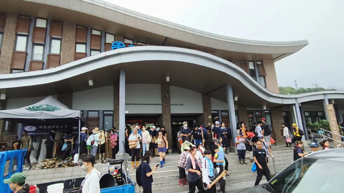 ▲花蓮光復鄉馬太鞍溪堰塞湖洪水侵襲，大批台灣人自備工具前往投入救災。（圖／胡仁順-花蓮縣議員臉書）