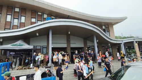 鏟子超人擠進花蓮光復！災民主動問「要幫忙拍照嗎」　真相太心酸
