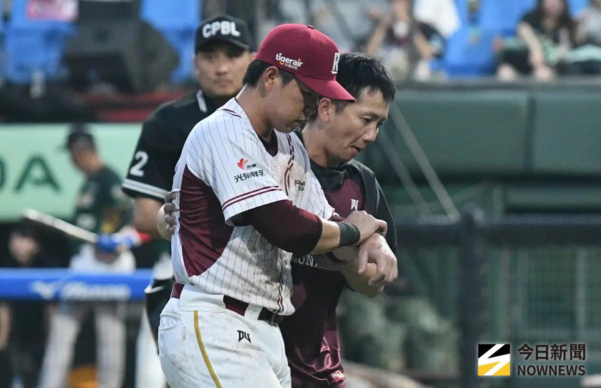 ▲樂天桃猿廖健富奮力撲球，卻意外壓傷左肩，提前退場治療。（圖／記者林柏年攝,2025.09.29）