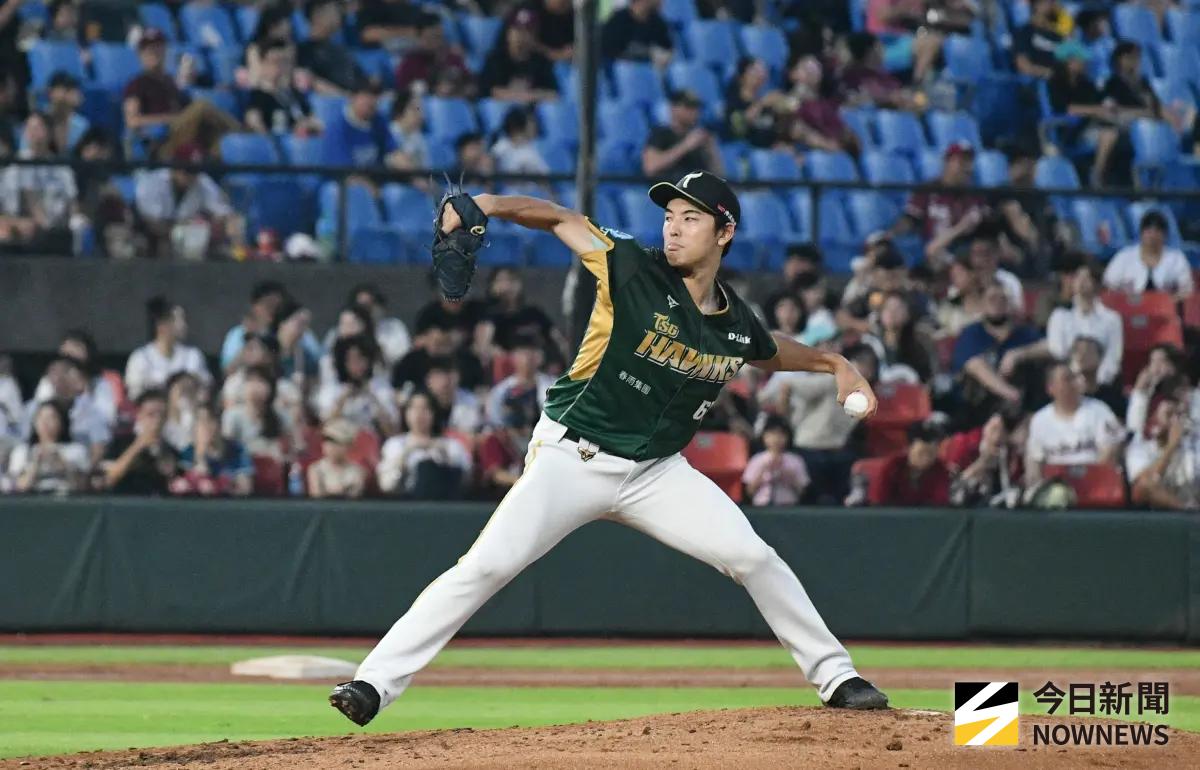 ▲台鋼雄鷹今日宣布與日本籍左投櫻井周斗續約，目前陣中4位洋將皆是老面孔。（圖／記者林柏年攝,2025.09.29）