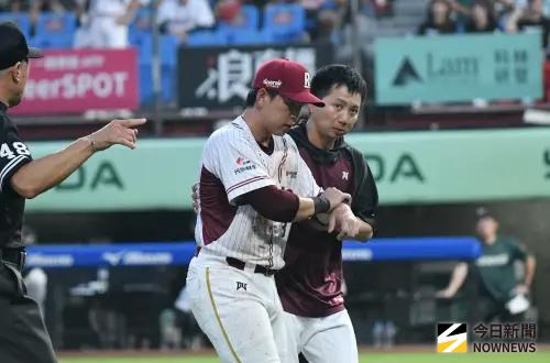 ▲樂天桃猿廖健富奮力撲球，卻意外壓傷左肩，提前退場治療。（圖／記者林柏年攝,2025.09.29）