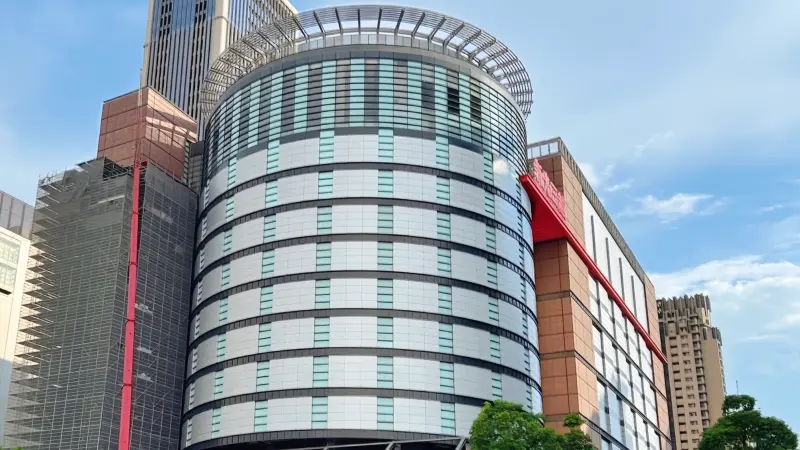 ▲台中新光三越中港店挺過氣爆重新開幕，粗估1日業績飆破2億元。婦產科沈煌彬醫師親揭「連續假期許多大戶出國」還沒出手，且櫃姐暗示「真正的高峰會落在週年慶，預購才有更多優惠」。（圖／翻攝自新光三越台中中港店FB）