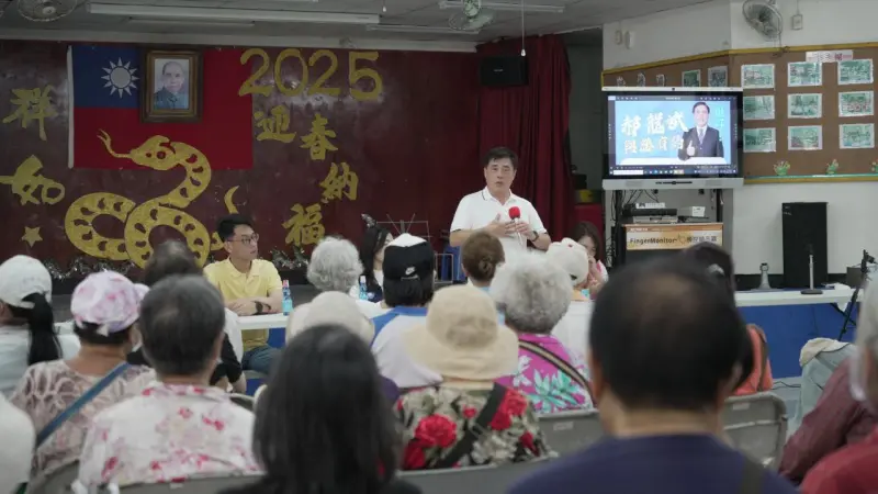 ▲國民黨主席候選人郝龍斌到果貿社區爭取支持。（圖／翻攝自郝龍斌臉書）