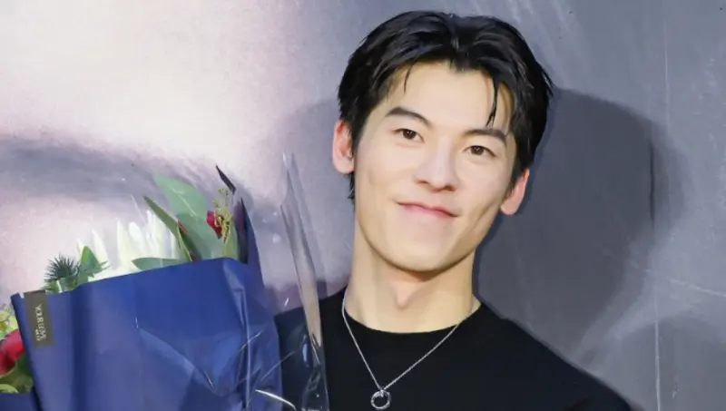 ▲許光漢（如圖）主演電影《他年她日》今（29）日舉辦台北首映典禮，在劇中飾演其弟弟的陳澤耀開拍第1天不慎讓他踩空，陳澤耀回想起來仍手汗直流，緊張地狂道歉。（圖／甲上娛樂提供）