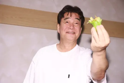 黑白大廚白種元爭議後首現身！示範生菜包肉吃法：入口左右嚼4下
