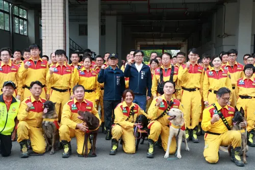 不畏泥流艱險　高雄特搜完成救援　陳其邁親迎宣布休假2天
