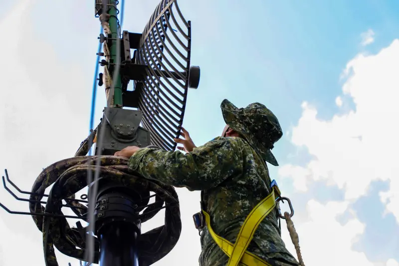 ▲花蓮光復救災,陸軍官兵執行機動數位微波車天線調整。(圖/陸軍司令部提供)