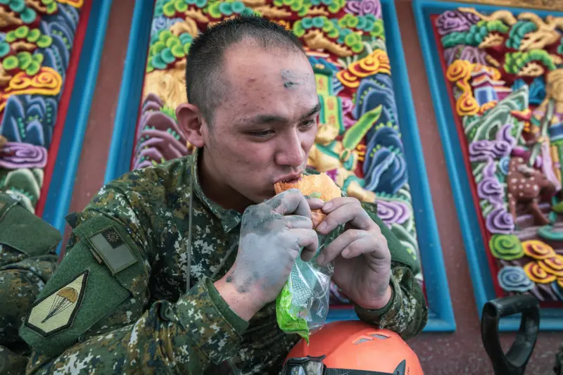 ▲國軍救災官兵把握時間休息整補,為下一個任務做好準備。(圖/陸軍司令部提供)