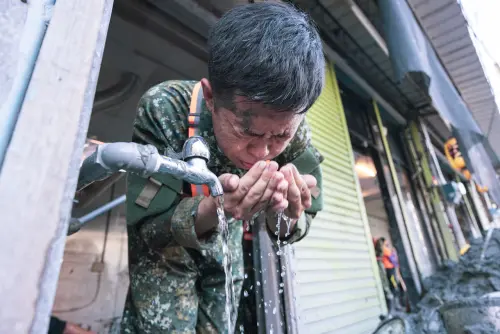 ▲國軍救災官兵把握時間休息整補，為下一個任務做好準備。（圖／陸軍司令部提供）