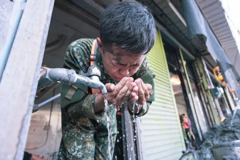 ▲國軍救災官兵把握時間休息整補,為下一個任務做好準備。(圖/陸軍司令部提供)