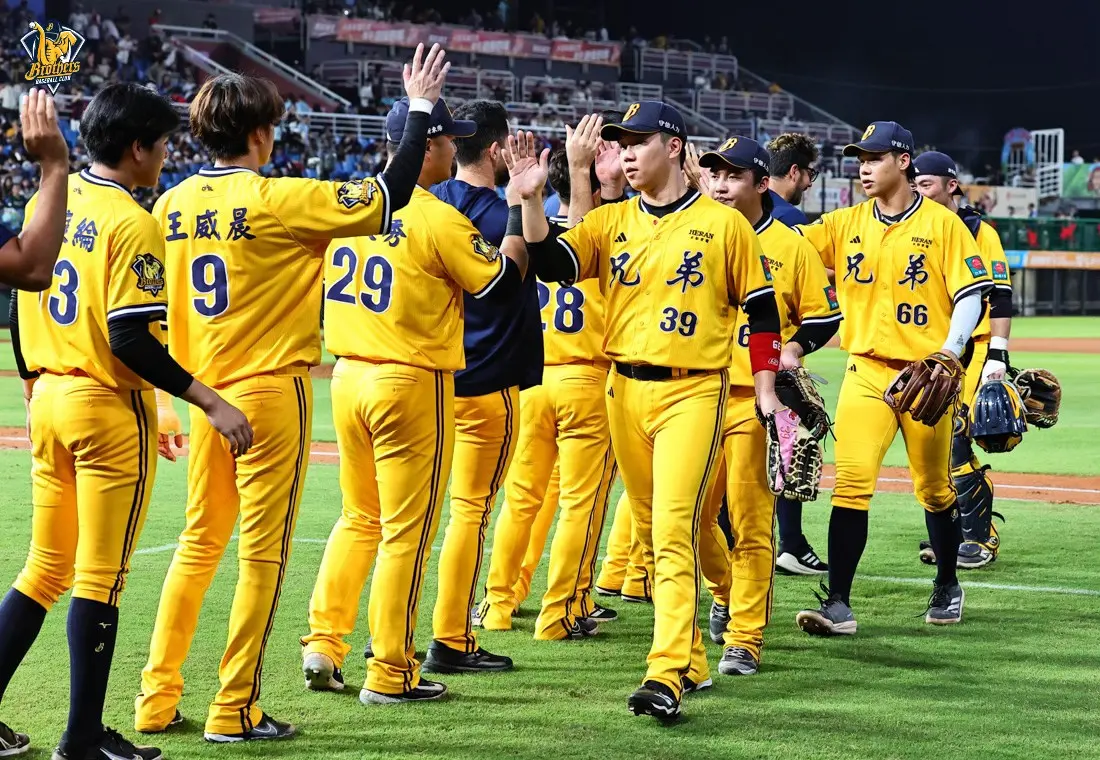 ▲中信兄弟今（29）日4：6終止連勝，但因為另一地樂天桃猿也輸給台鋼雄鷹，黃衫軍下半季封王魔術數字再減1，目前剩下M2，最快仍有望在周三新莊棒球場面對富邦悍將一戰中，靠著「人助自助」拋下黃色彩帶。（圖／中信兄弟提供）