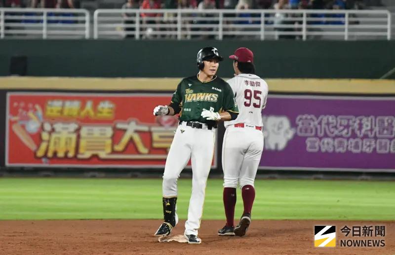 ▲台鋼雄鷹王柏融面對樂天桃猿敲出清壘安打，終止連續19打數無安打。（圖／記者林柏年攝,2025.09.29）