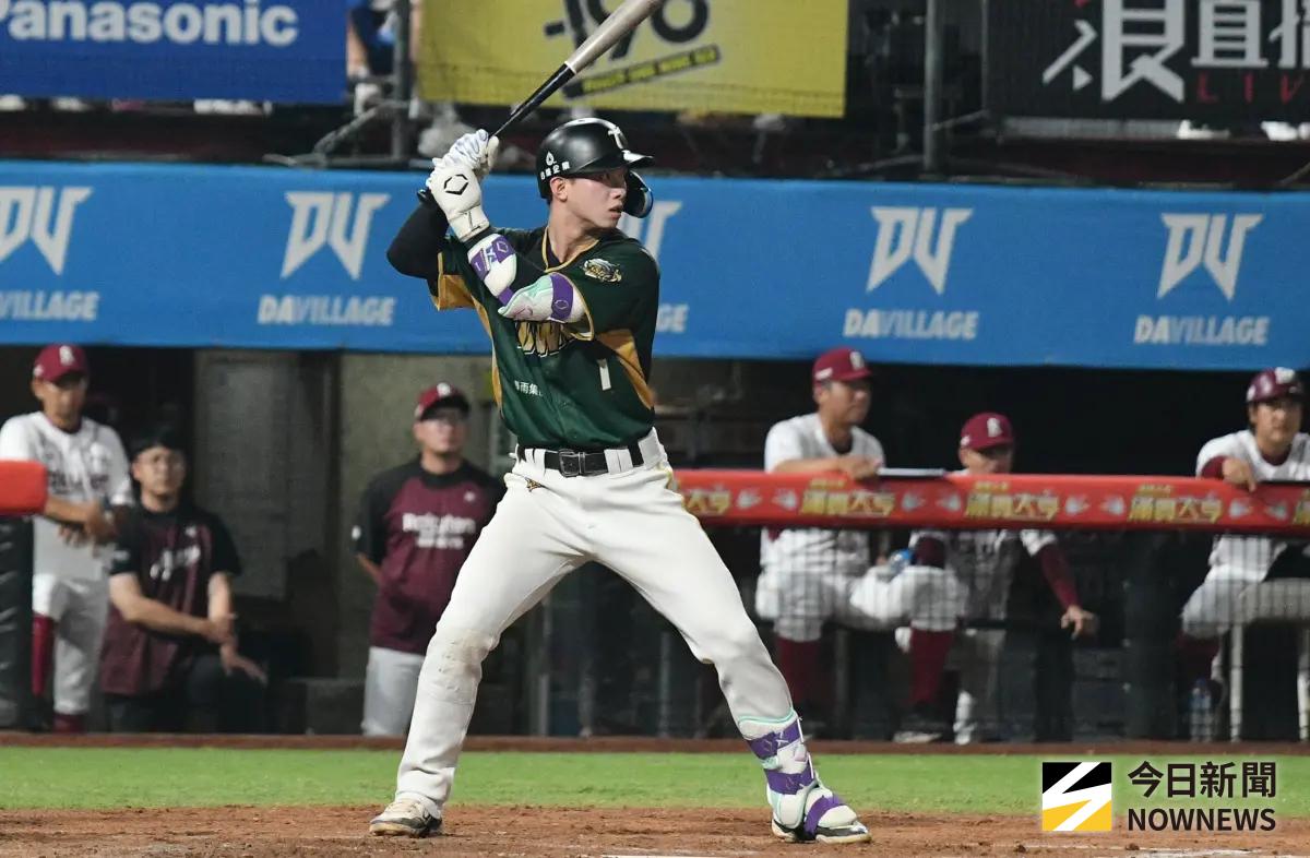 ▲台鋼雄鷹曾子祐從樂天桃猿洋投魔神樂手中敲出清壘長打，助隊逆轉戰局。（圖／記者林柏年攝,2025.09.29）