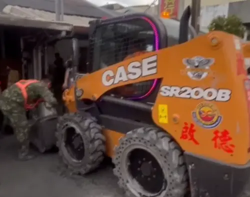 ▲胡董旗下啟德公司日前已經派出團隊前往花蓮光復協助災民清除汙泥恢復家園。（圖／啟德公司臉書）