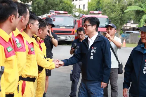 ▲ 市長陳其邁代表市民對搜救隊員及醫療團隊的付出一一表達感謝並致敬。（圖／高市府提供）