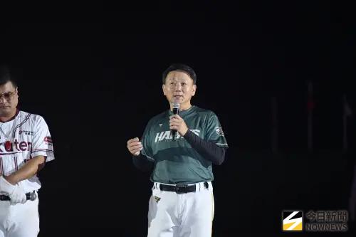 影／台鋼雄鷹沒打進季後賽　洪一中和球迷拍謝：過幾天秋訓就開始
