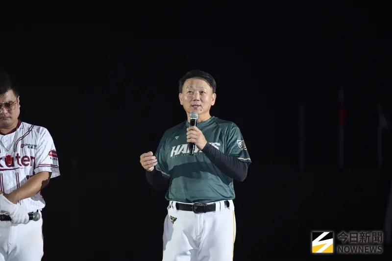 ▲台鋼雄鷹總教練洪一中特地出來和球迷們講話，首先為球隊未能進季後賽致歉，也直言球隊會繼續努力，力求來年達成目標，有透露「再過幾天秋訓就會開始」，針對現有不足著手強化。（圖／記者林柏年攝）