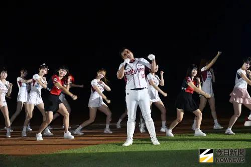 ▲桃猿應援團長阿誠在引退儀式結尾，演唱球隊應援曲。（圖／記者林柏年攝,2025.09.29）