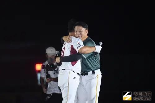 ▲台鋼雄鷹洪一中（右）現身樂天桃猿應援團長阿誠（左）引退儀式。（圖／記者林柏年攝,2025.09.29）