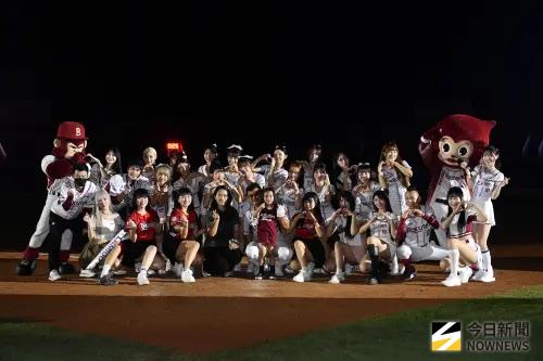 ▲樂天桃猿應援團長阿誠在引退儀式後，與所有應援團成員合影。（圖／記者林柏年攝,2025.09.29）