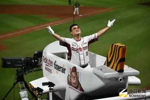 ▲桃猿應援團長阿誠今日正式告別應援舞台。（圖／記者林柏年攝,2025.09.29）