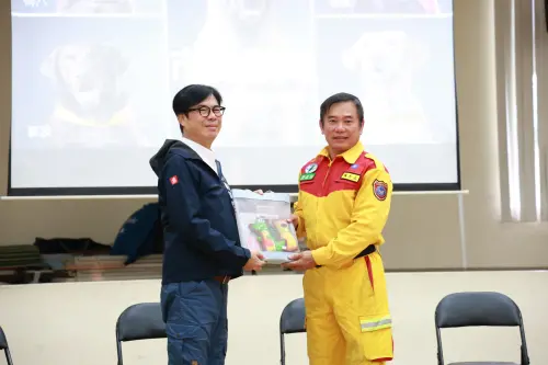 ▲ 市長陳其邁致贈慰問飲料、加菜金、狗狗玩具，並與特搜大隊、醫護及獸醫師自由交流，氣氛溫馨。（圖／高市府提供）