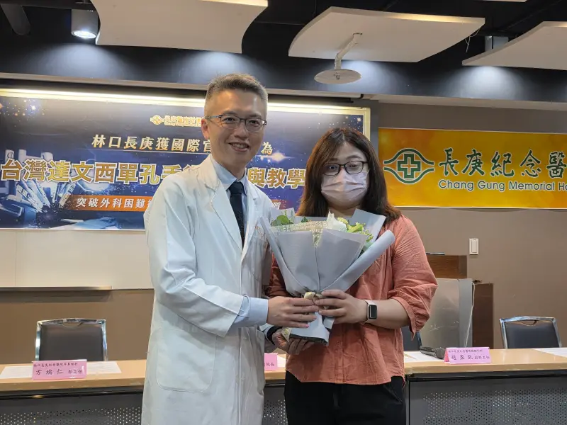 ▲趙盈凱主任（左）慶賀重症肌無力病患謝小姐（右）重拾嶄新生活。（圖／長庚醫院）