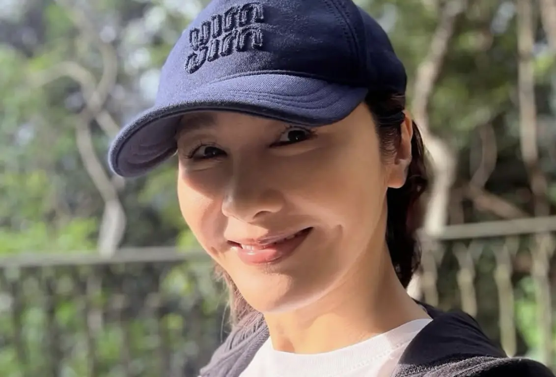 ▲54歲藝人黎姿自小家境差，年紀輕輕就與母親一起打拚養家。不料，2007年弟弟因車禍癱瘓，她一邊拍戲一邊照顧弟弟身心俱疲，當時多年交往的「殘疾富豪」馬廷強始終陪伴，最終打動黎姿芳心，兩人於2008年喜結連理。（圖／翻攝自IG ＠gigilai_official）