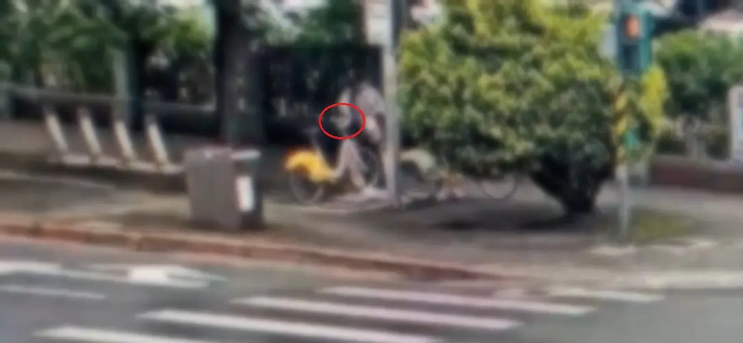 ▲68歲老翁在YouBike置物籃撿走iPhone，失主曾打來但他沒接好電話，之後才放回原位，檢方以侵占罪起訴，法院判無罪理由之一是：他手機用三星，不熟蘋果很正常。（圖／警方提供）