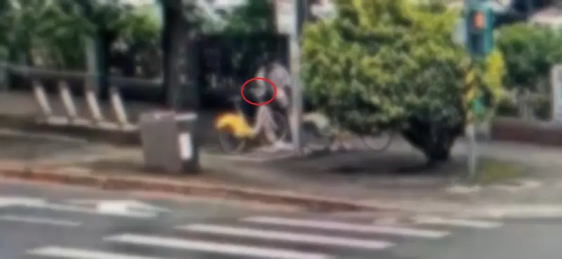 ▲68歲老翁在YouBike置物籃撿走iPhone，失主曾打來但他沒接好電話，之後才放回原位，檢方以侵占罪起訴，法院判無罪理由之一是：他手機用三星，不熟蘋果很正常。（圖／警方提供）