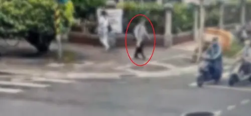 ▲二審法官仔細查看監視畫面，68歲嫌犯撿到iPhone手機後確實往台大醫院的方向移動，可證實他趕著上課無法立刻報警。（圖／警方提供）