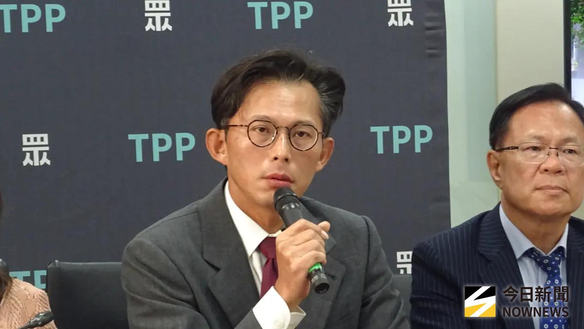 ▲養狗仔跟監爭議，民眾黨主席黃國昌在黨團記者會上回應。（圖／記者呂炯昌攝）