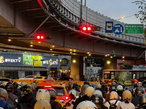 公館圓環首上班日！羅斯福路往台北塞爆　即時畫面曝：機車動不了
