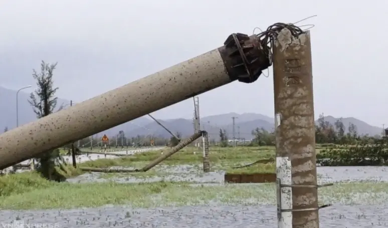 ▲颱風博羅依（Bualoi）於週一（29日）登陸越南中部沿海，造成嚴重災情。圖為斷掉的電線竿。（圖／翻攝自越通社）