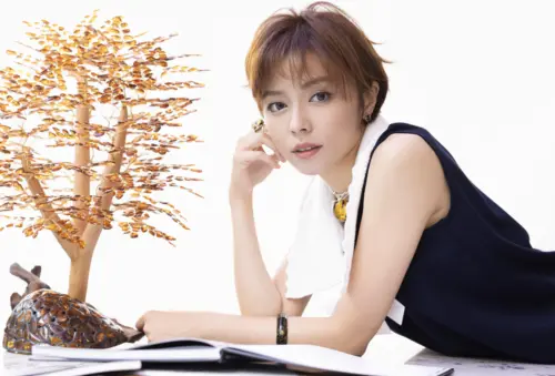 王瞳副業慘賠百萬！熬夜照顧失聰老狗　暴瘦剩43公斤成皮包骨
