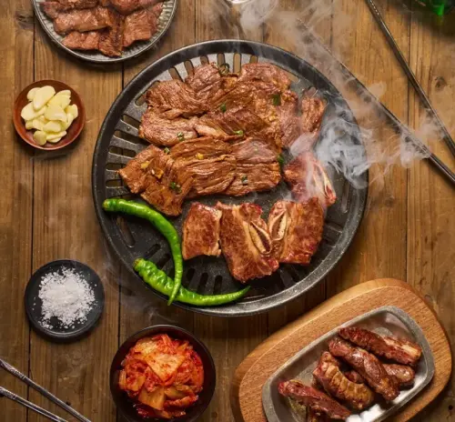 ▲新村站著吃主打5款外帶組合，目前僅剩2款可預訂，像是「一口乾坤-中秋小牛組」等。（示意圖／新村站著吃官網）