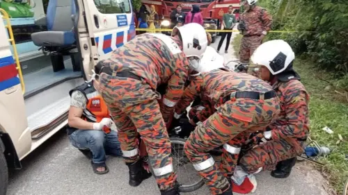 ▲救援人員使用專業切割設備，花費約40分鐘小心切除腹部卡住的腳踏墊。（圖／翻攝自臉書）