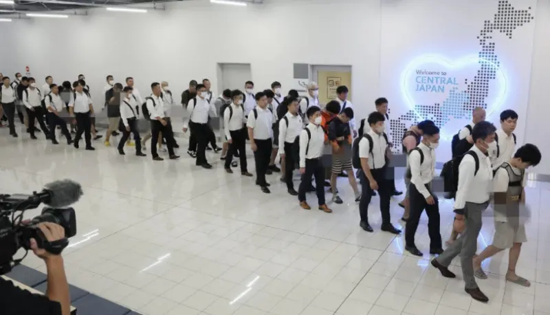 ▲自柬埔寨返國的日本民眾抵達中部國際機場，警方隨後介入調查。（圖／翻攝自The Japan Times）