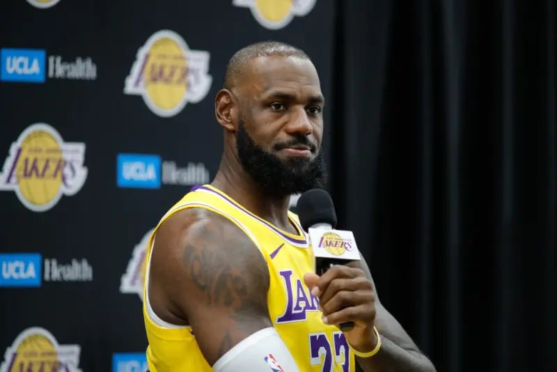 ▲NBA美國職籃（National Basketball Association）傳奇球星「詹皇」詹姆斯（LeBron James）近日透過社群媒體釋出一段神秘預告，暗示將有重大消息宣布，引發外界對其退休可能性的高度關注。不過，最終公布的竟是一支軒尼詩（Hennessy）品牌的廣告影片。（圖／美聯社／達志影像）