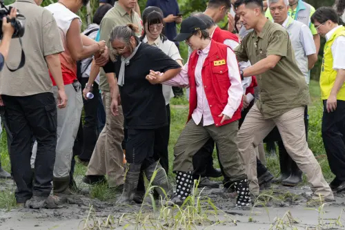 蕭美琴勘災「獸掌雨靴」成亮點！真實價格曝光：平平是雨鞋…
